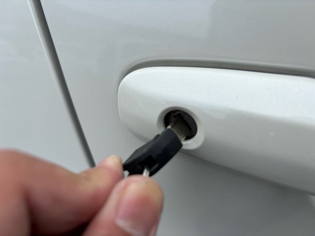 作製したメカニカルキーをヤリスのドアシリンダーにさしている