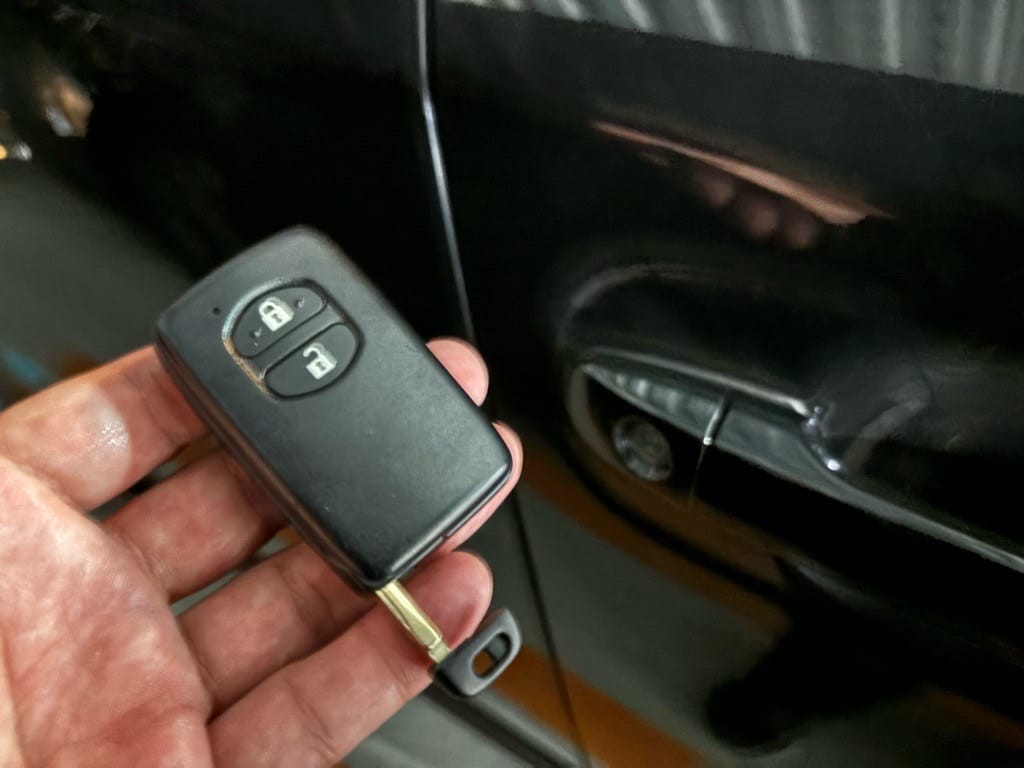 登録が完了したアベンシスに作製したメカニカルキーを収納