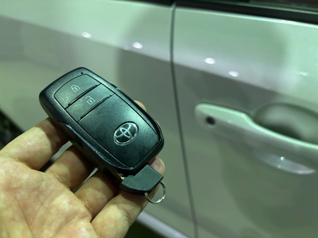 登録が完了したカローラツーリングのスマートキーに作製したメカニカルキーを収納