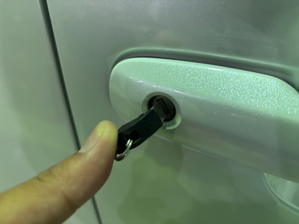 作製したメカニカルキーをカローラツーリングのドアシリンダーにさしている