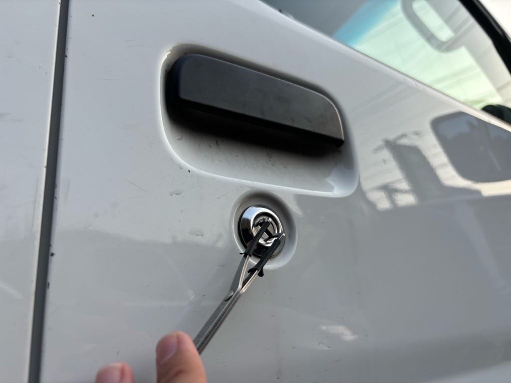 運転席ドアシリンダーをピッキングする様子