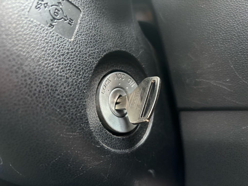 作製した鍵がイグニッションシリンダーにささっている