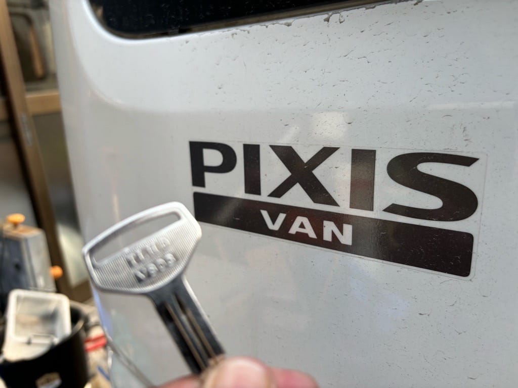 作製したピクシスバンの鍵を手に持っている