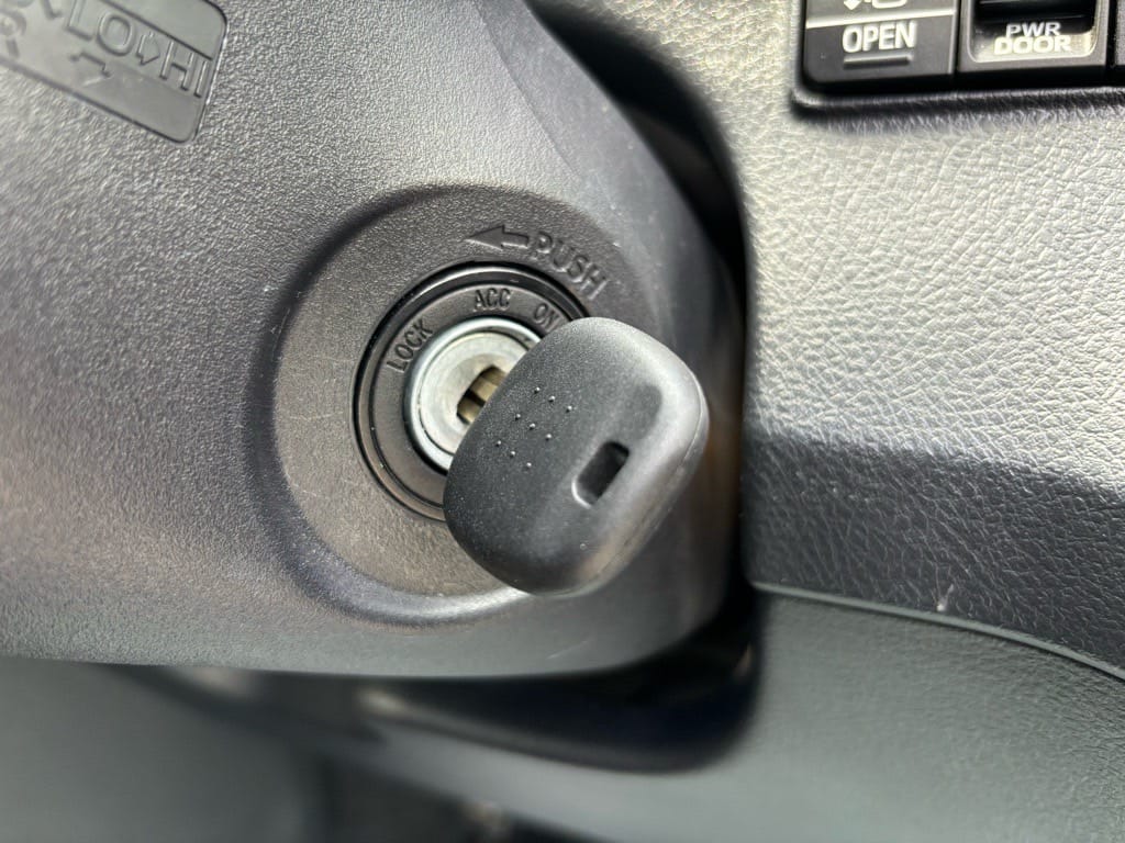 作製した鍵がイグニッションシリンダーにささっている