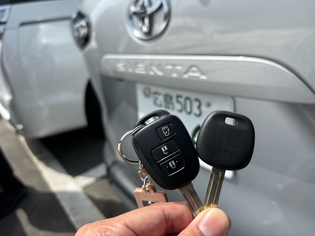 シエンタの既存キーと作製したスペアキーを手に持っている