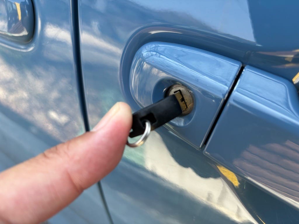 作製したメカニカルキーをシエンタのドアシリンダーにさしている