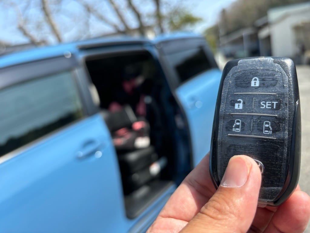 スマートキー登録が完了。シエンタのスライドドアが開いている