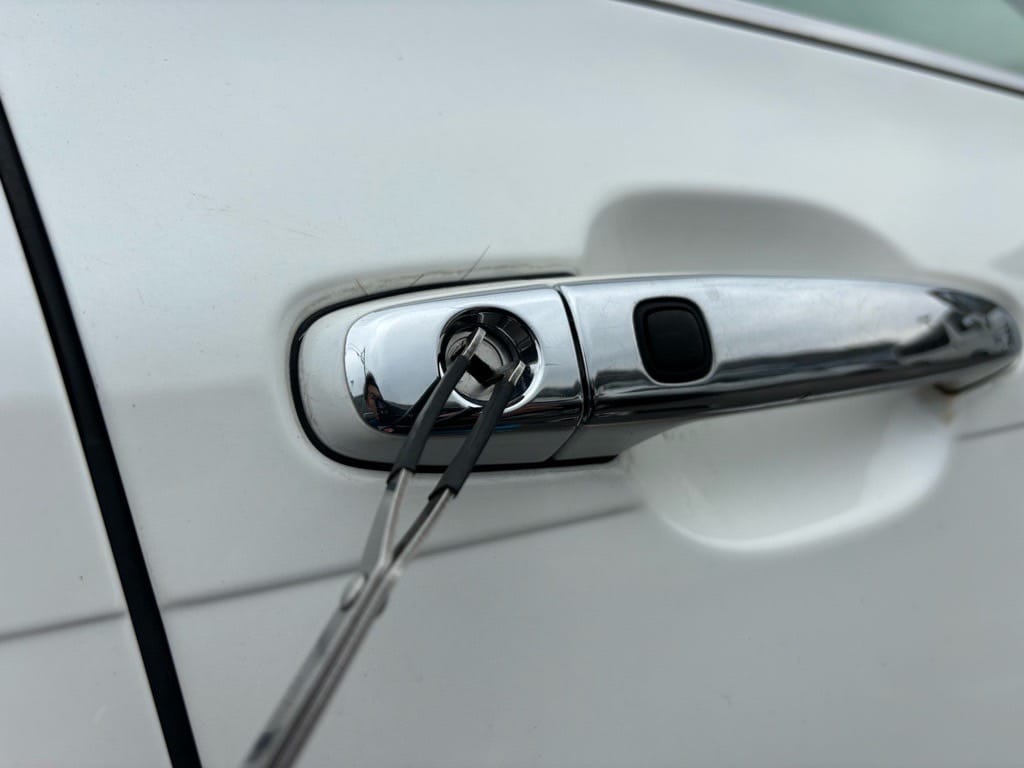 マジェスタの運転席ドアシリンダーをピッキングする様子