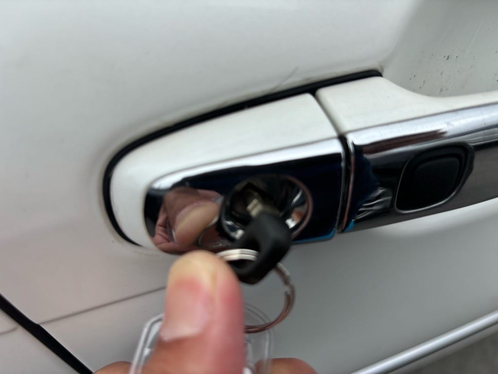 メカニカルキーでドアシリンダーの不具合の有無を確認