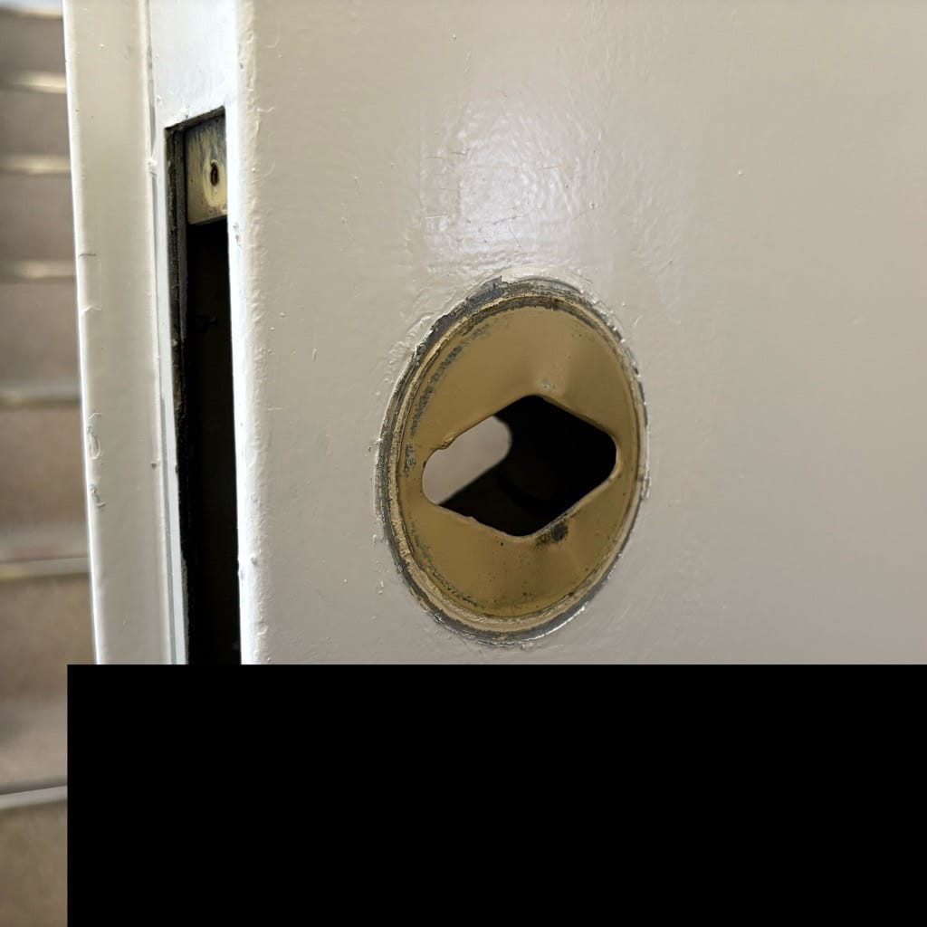 ノブを取り外した状態の鉄扉