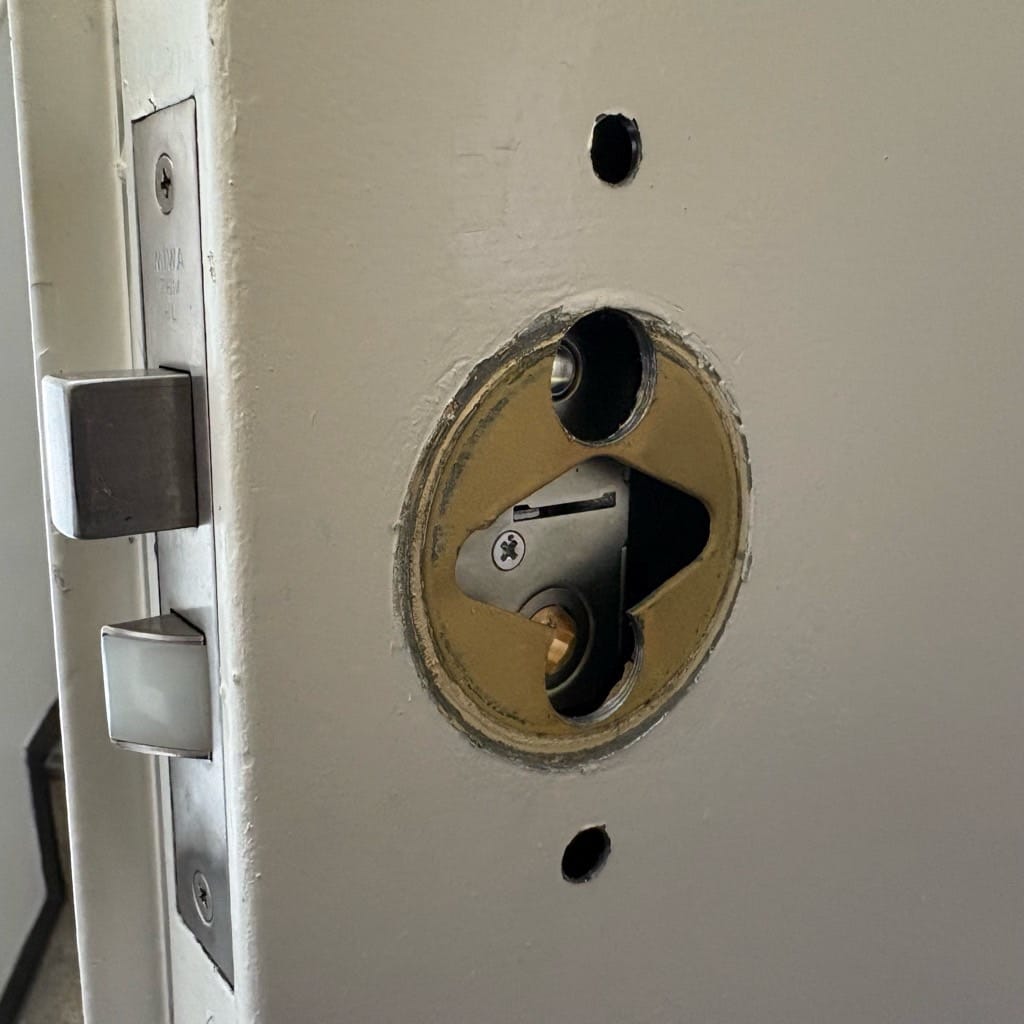 鉄扉に穴を開ける