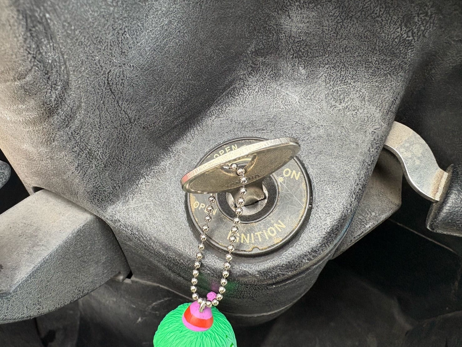 バイクのイグニッションシリンダーに鍵がささっている