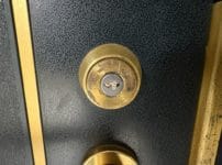 レバーハンドル錠、鍵穴に折れた鍵がつまっている