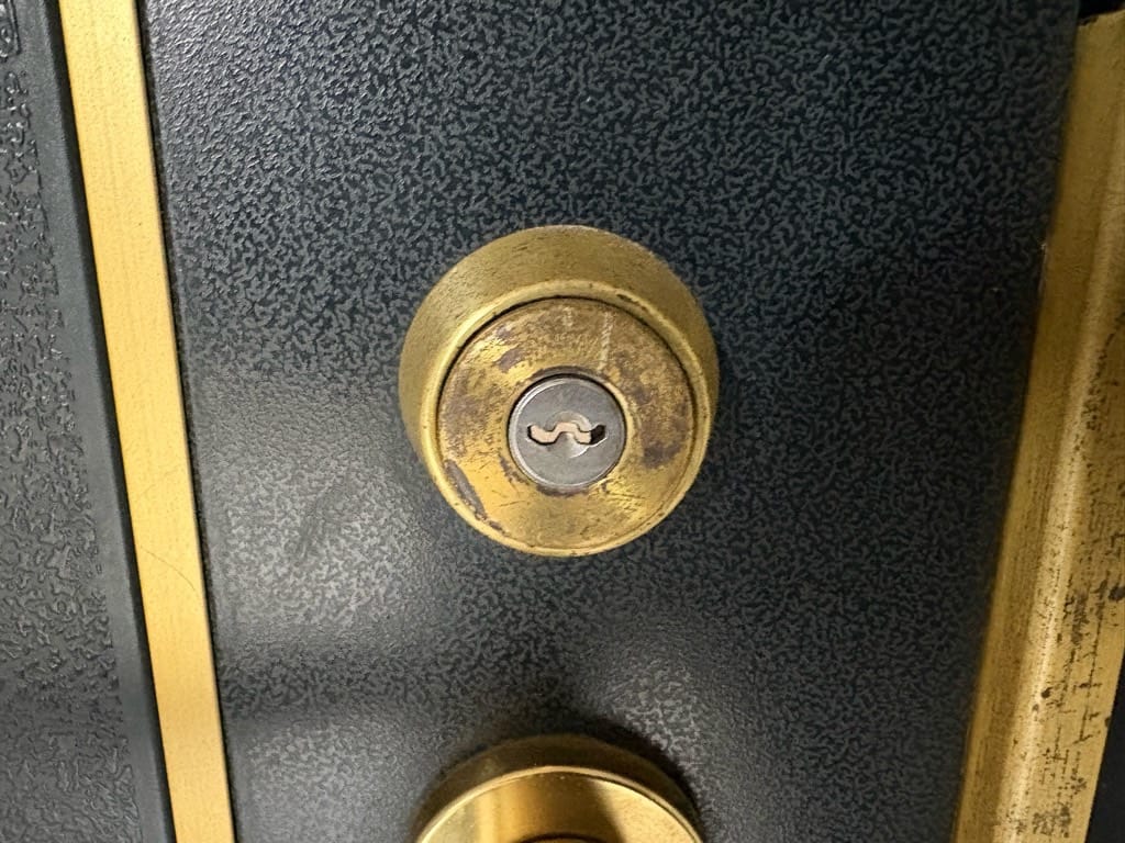 レバーハンドル錠、鍵穴に折れた鍵がつまっている