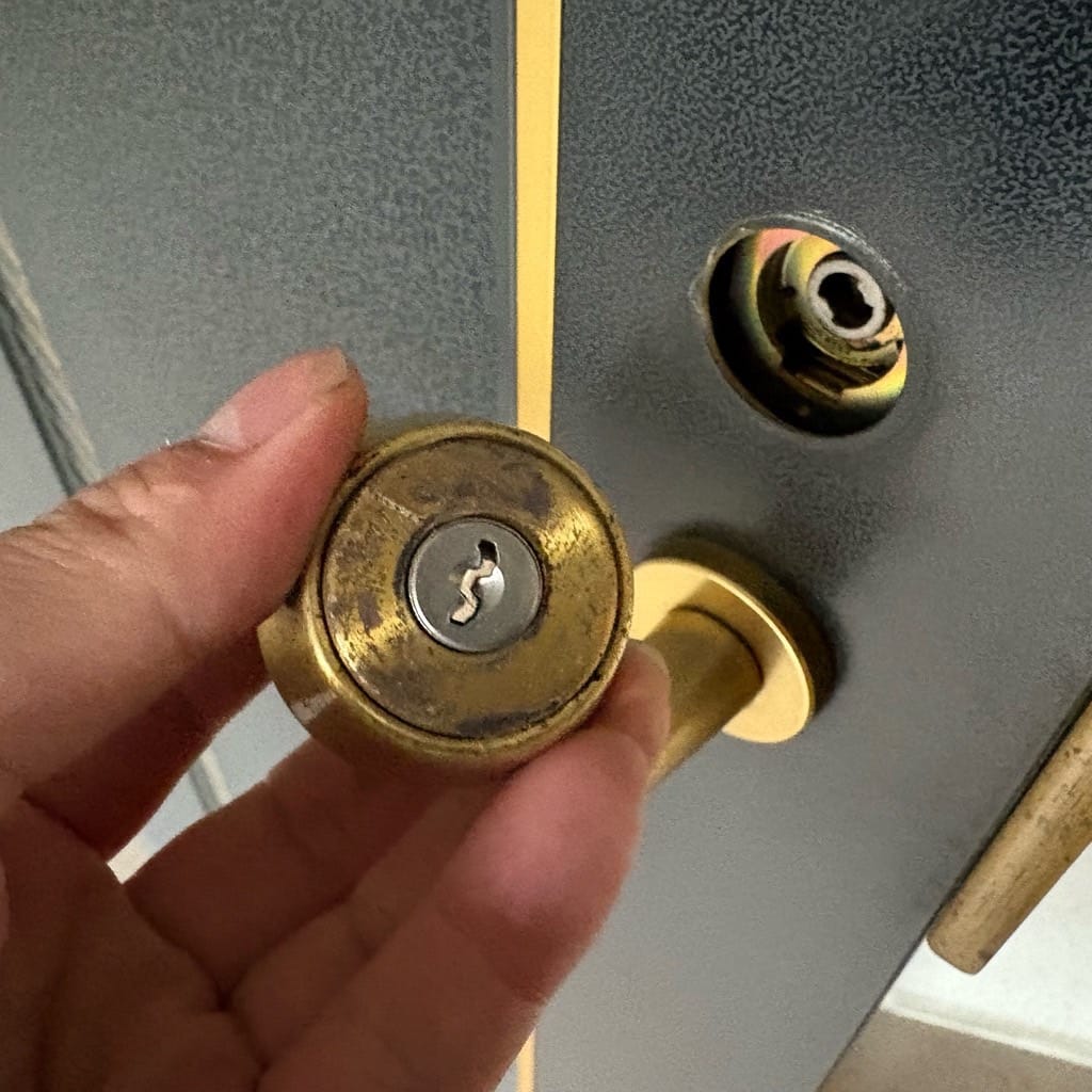 シリンダーを扉から取り外した