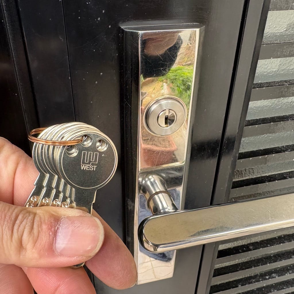 ディンプルシリンダーへと交換、付属の鍵を数本持っている