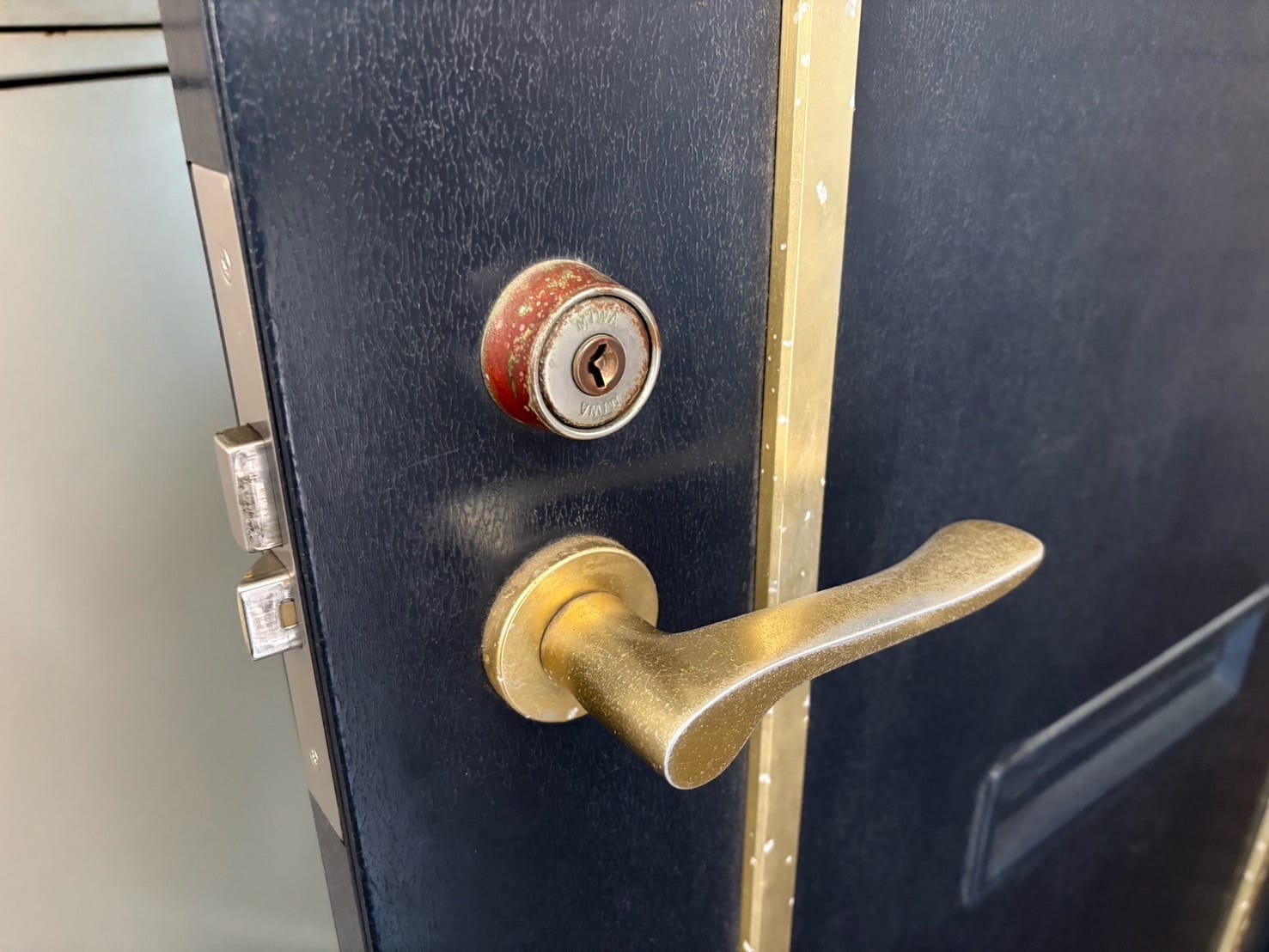 鍵折れが発生した玄関ドア。1ロックレバーハンドル錠がついている