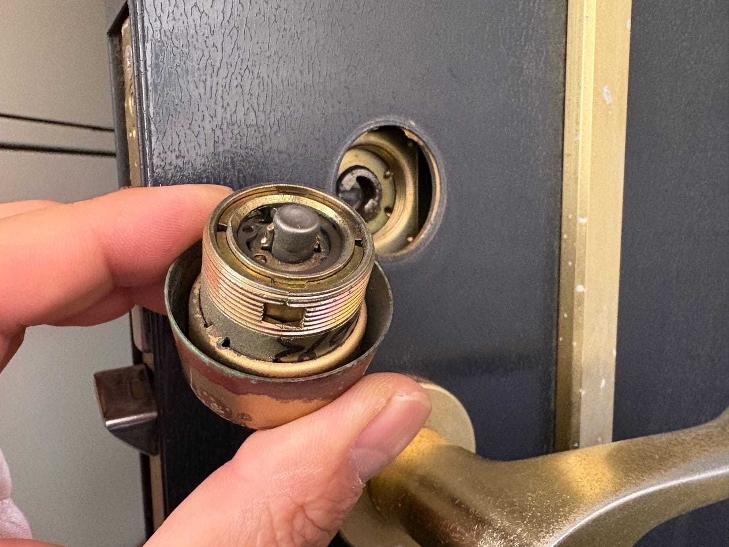 扉からシリンダーを取り外しました