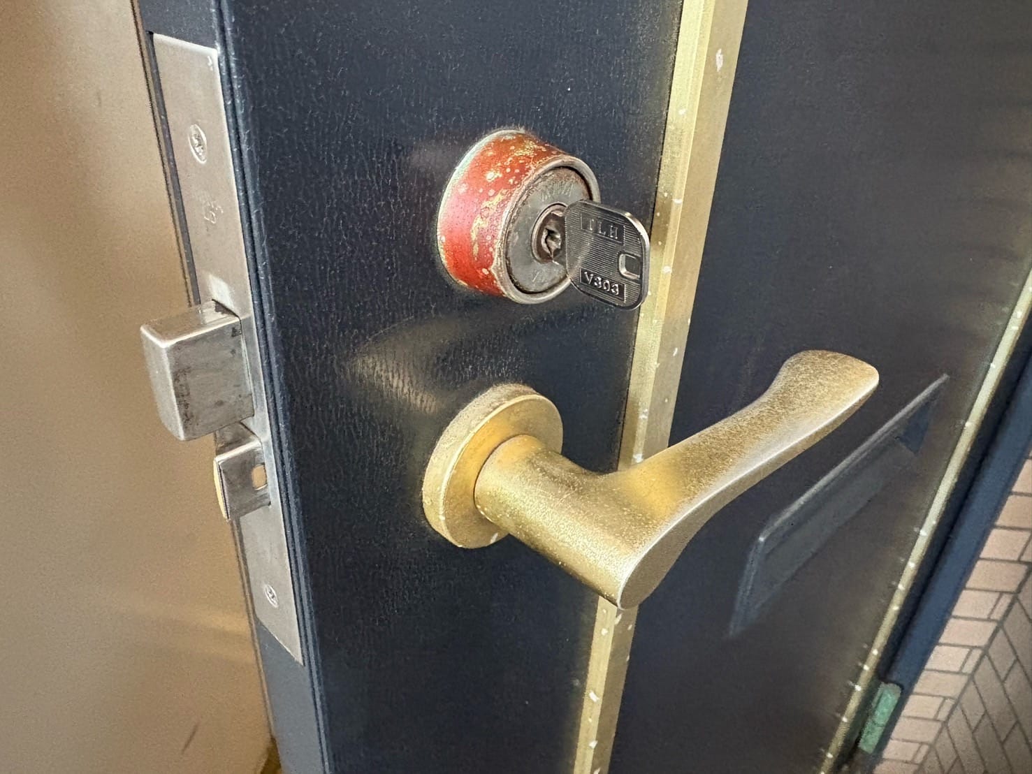 鍵修理完了、扉に再び取り付けたシリンダーに鍵がささっている