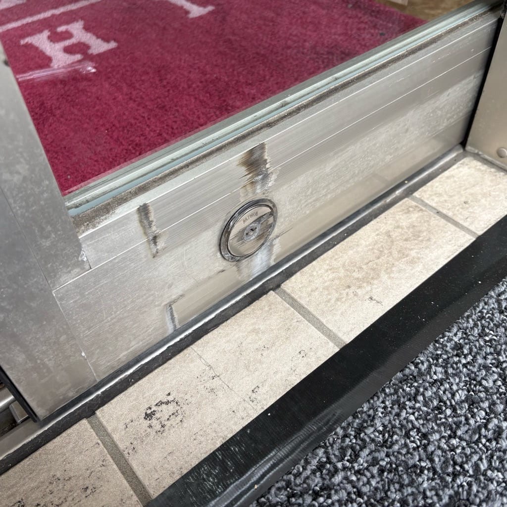 トラブルが発生した自動ドア