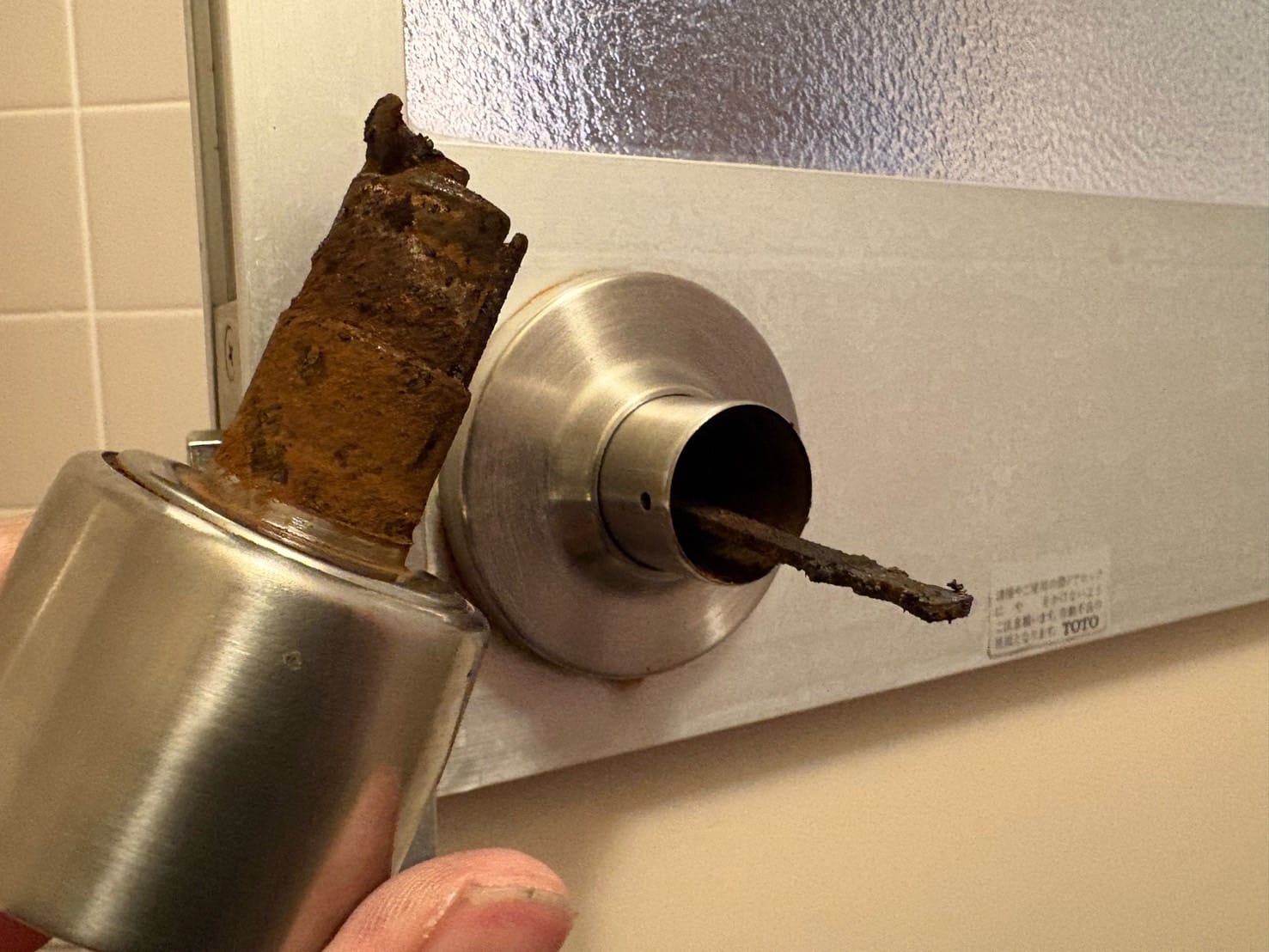 ドアノブを取り外すと錆で腐食している