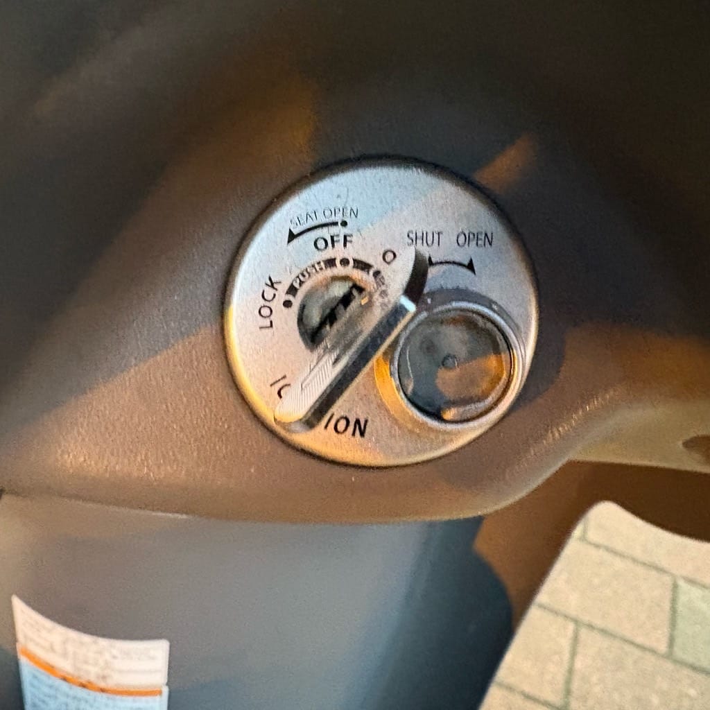 イグニッションシリンダーに作製した鍵がささっている