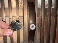 MIWAの召し合わせ錠へ交換完了。錠前の前で付属の鍵数本を持っている