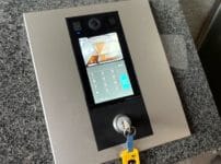 エントランスにあるキースイッチ。こちらの修理を行います