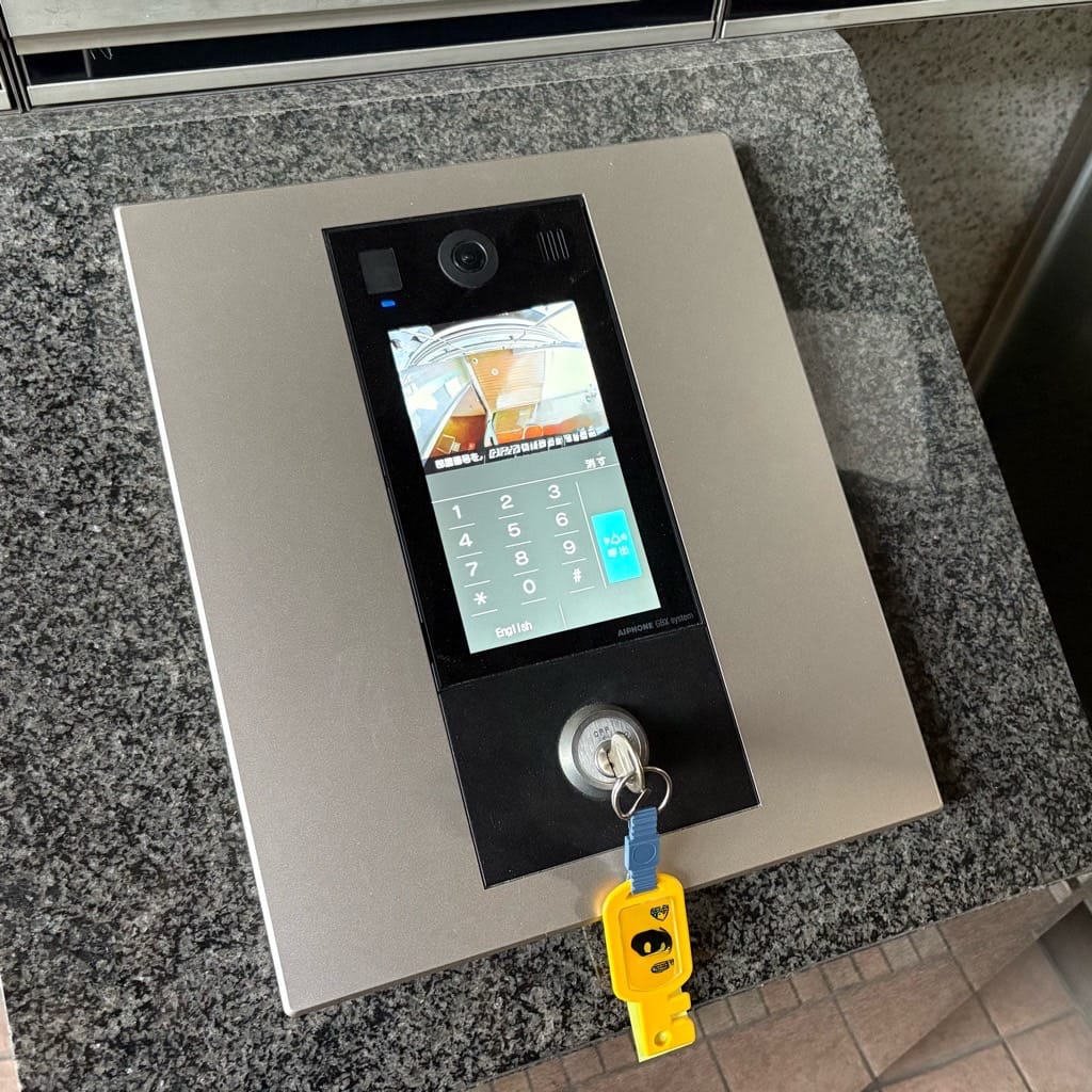 エントランスにあるキースイッチ。こちらの修理を行います