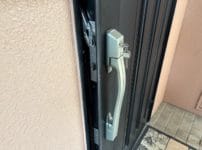 玄関ドアが少し開いている