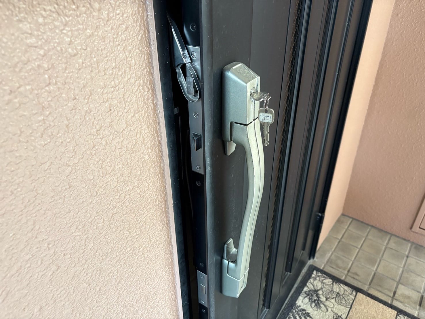 玄関ドアが少し開いている