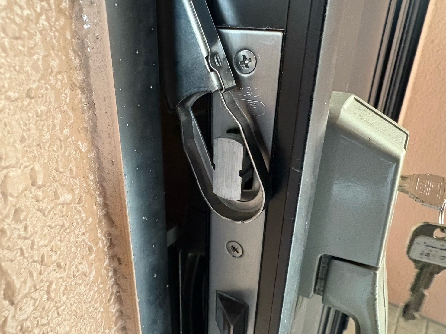 ガードアームが外れなくなっている