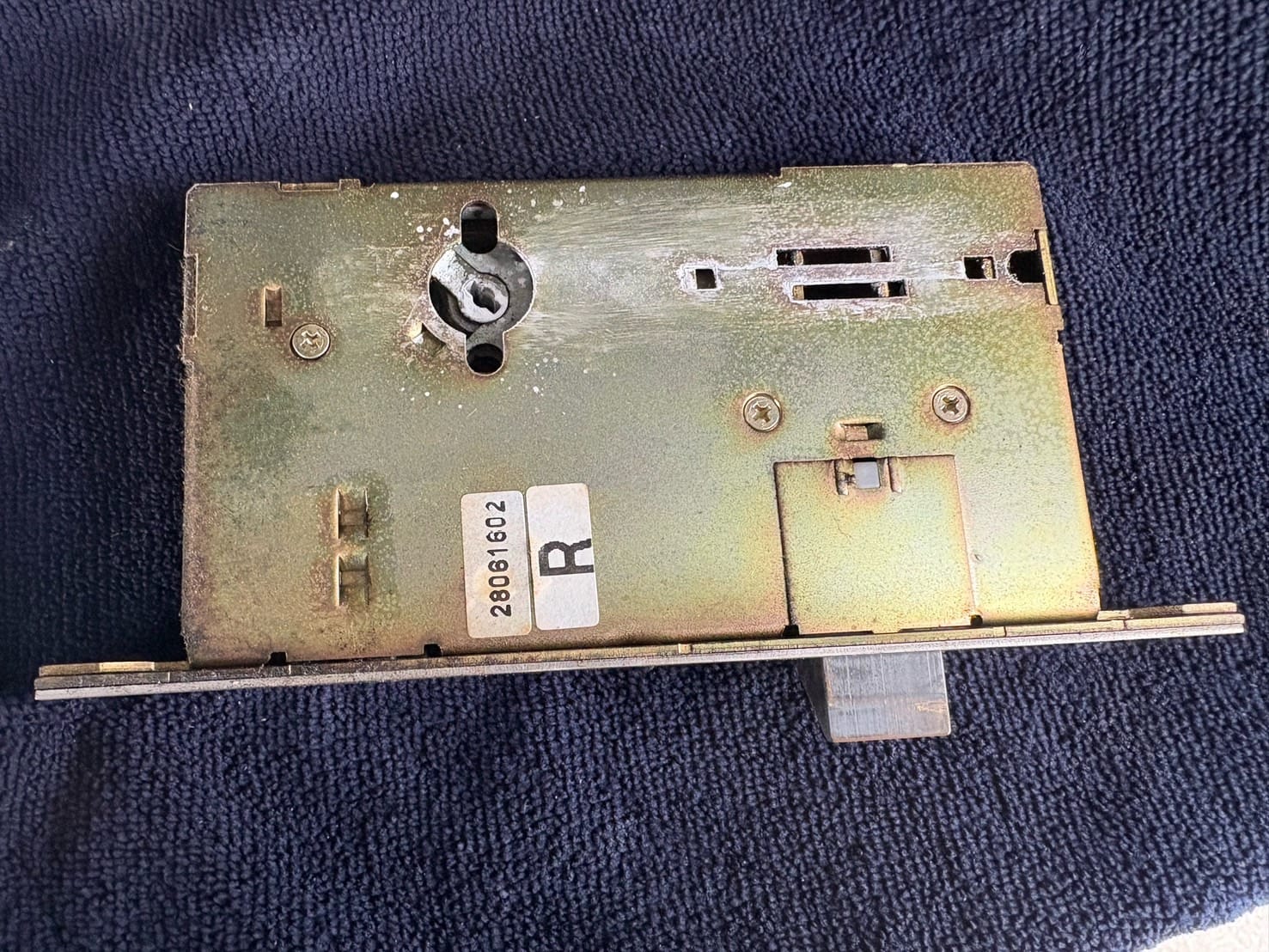 取り外したケースロック