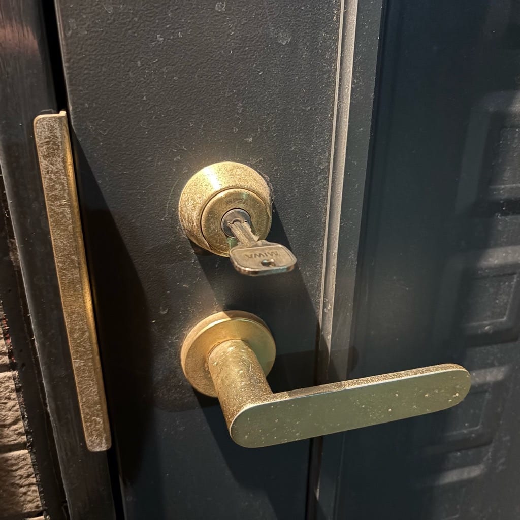 玄関ドアにはレバーハンドル錠がついており、シリンダーに鍵がささっている
