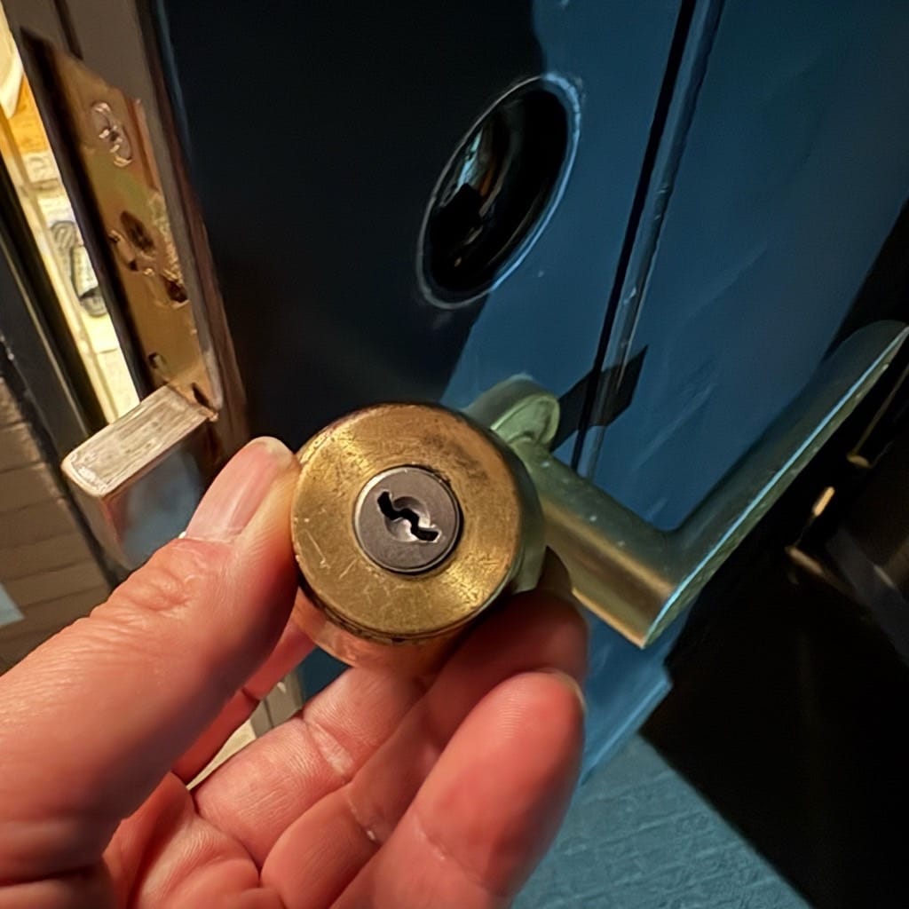 修理したシリンダーを手に持っている