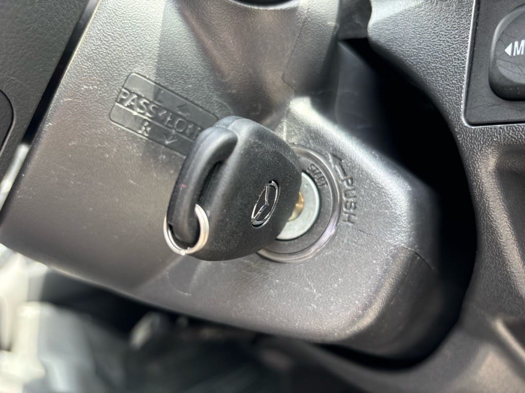 作製したキーレスリモコンキーがイグニッションシリンダーにささっている