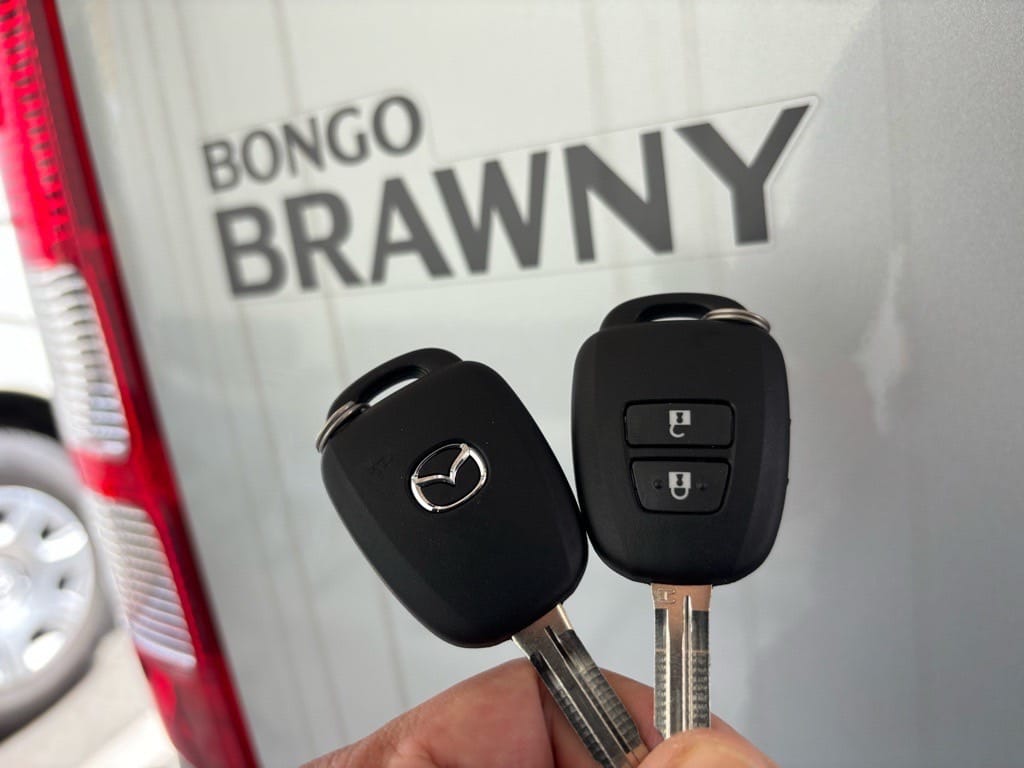 ボンゴブローニイに既存キーと今回作製したスペアキーを手に持っている