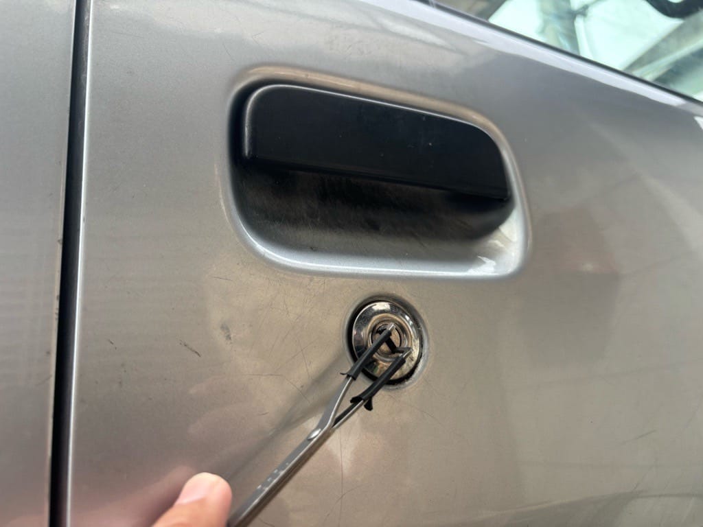 ハイゼットの運転席ドアシリンダーをピッキングする様子