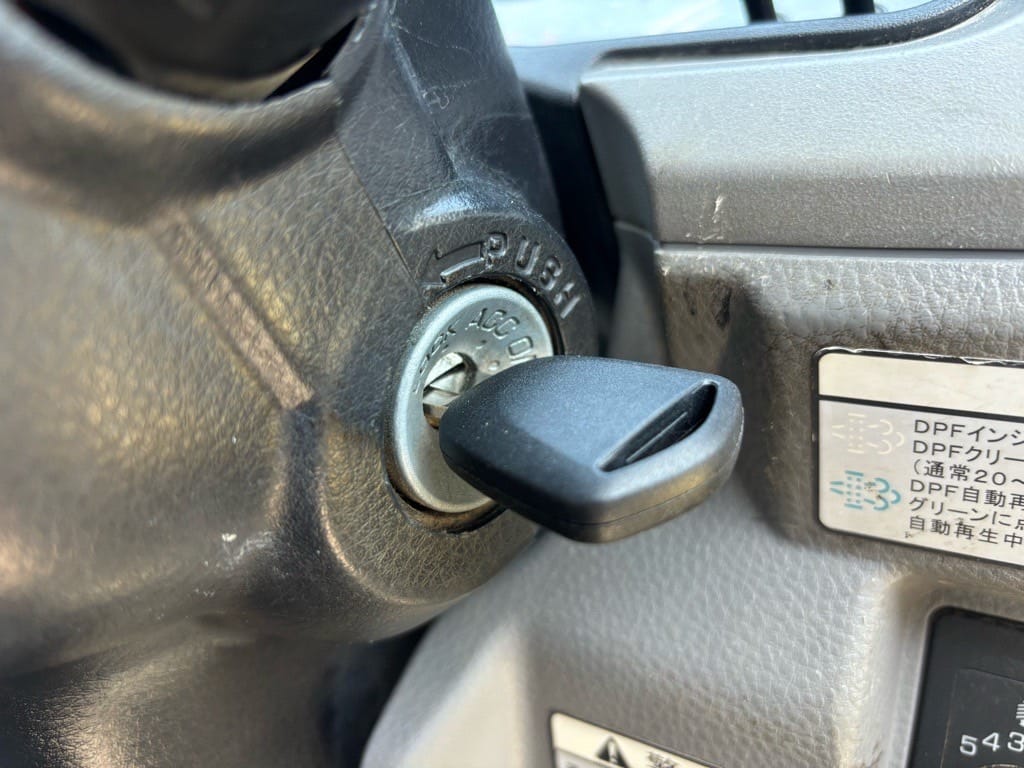 イモビライザー登録をした鍵がキャンターのイグニッションシリンダーにささっている