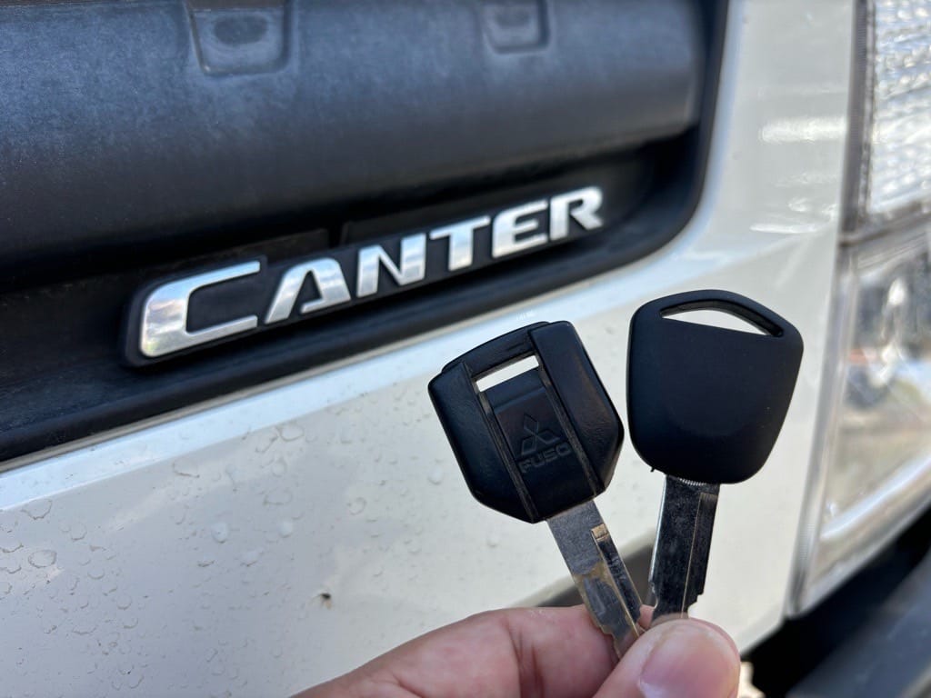 キャンターの既存キーと今回作製したスペアキーを持っている