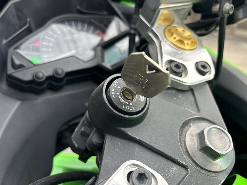 イグニッションシリンダーに鍵がささっている