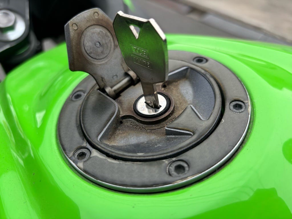 燃料タンクの鍵穴に鍵がささっている