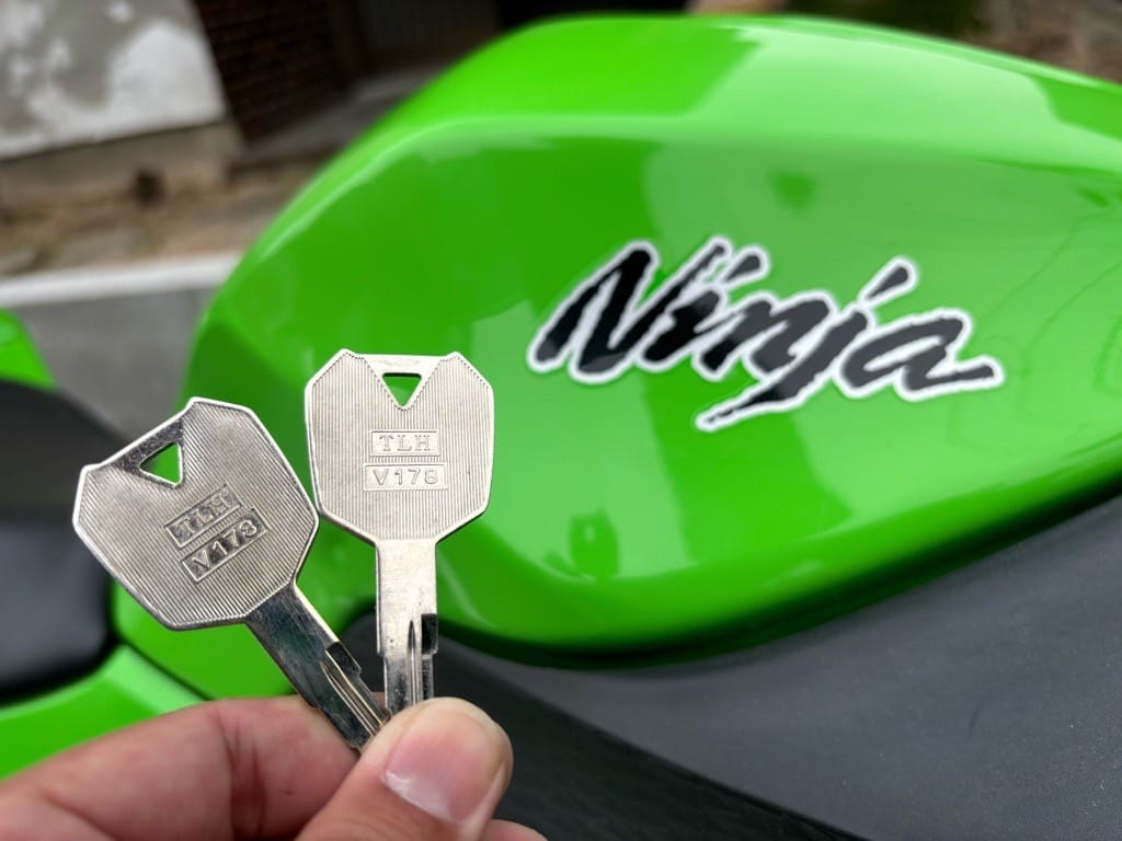 作製した鍵2本を持っている