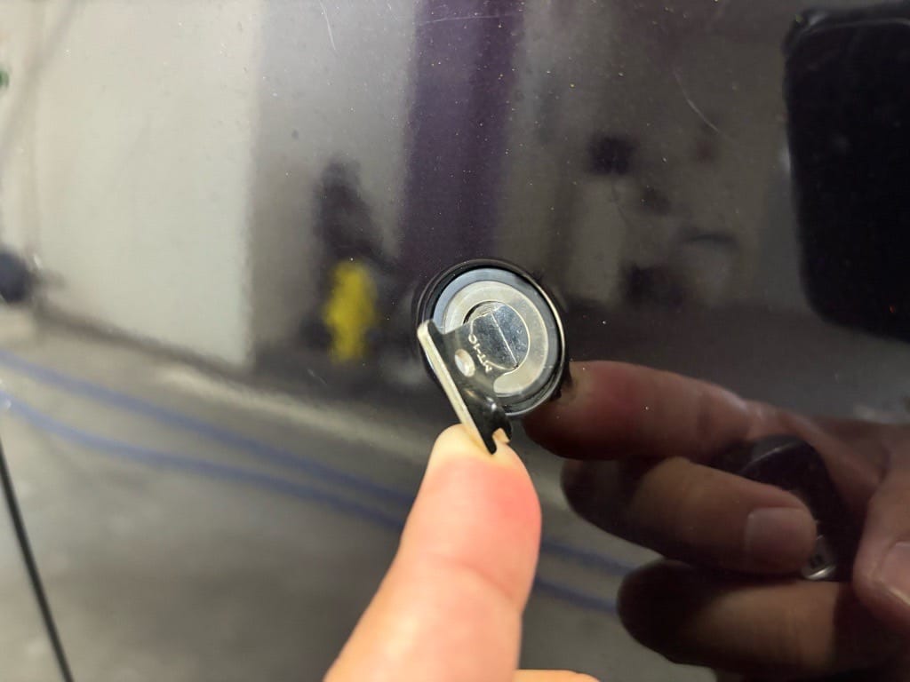 作製したメカニカルキーをNワゴンのドアシリンダーにさしている