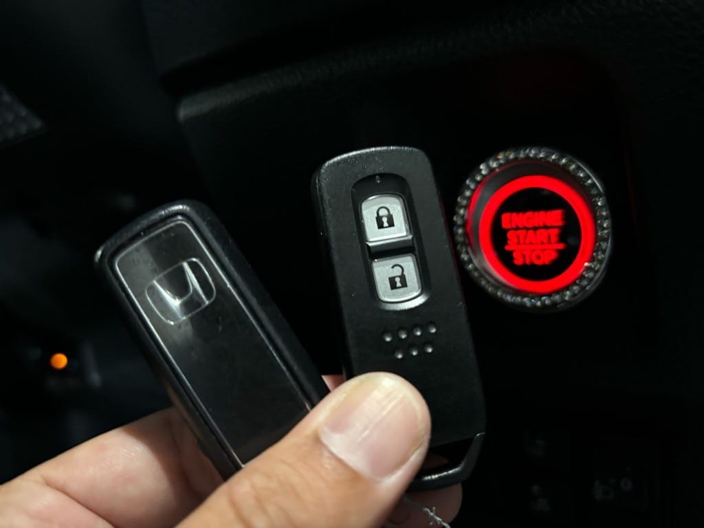 登録が完了したNワゴンのスマートキー2個をスタートボタンの前で持っている