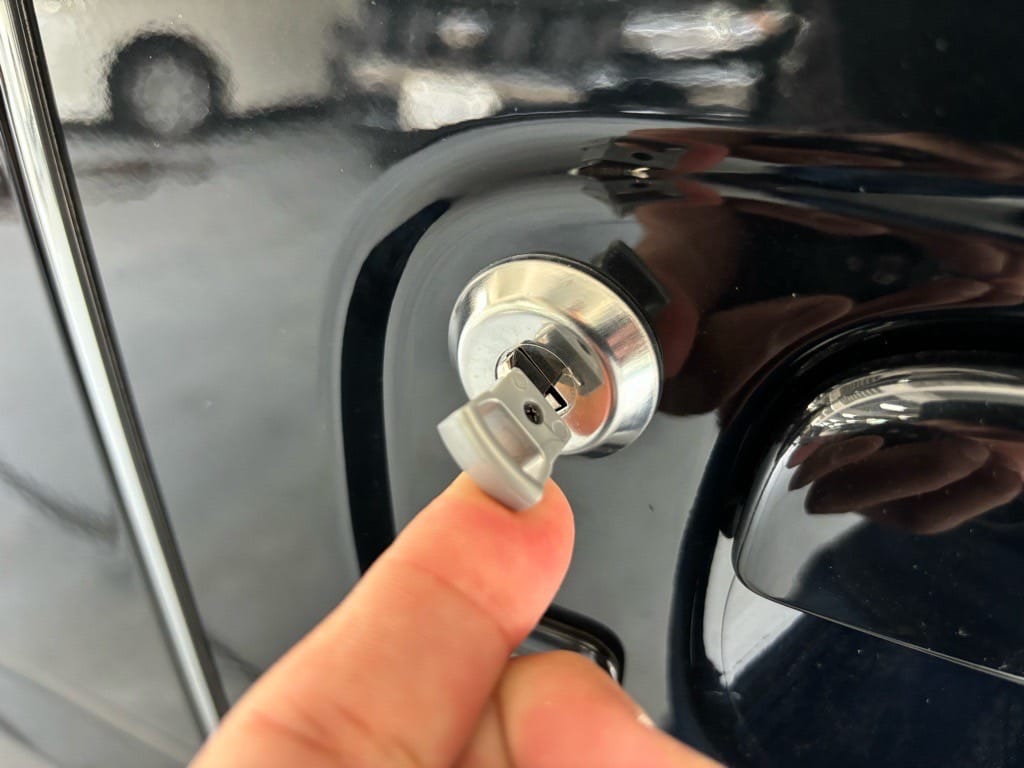 作製したメカニカルキーをスクラムワゴンのドアシリンダーにさしている