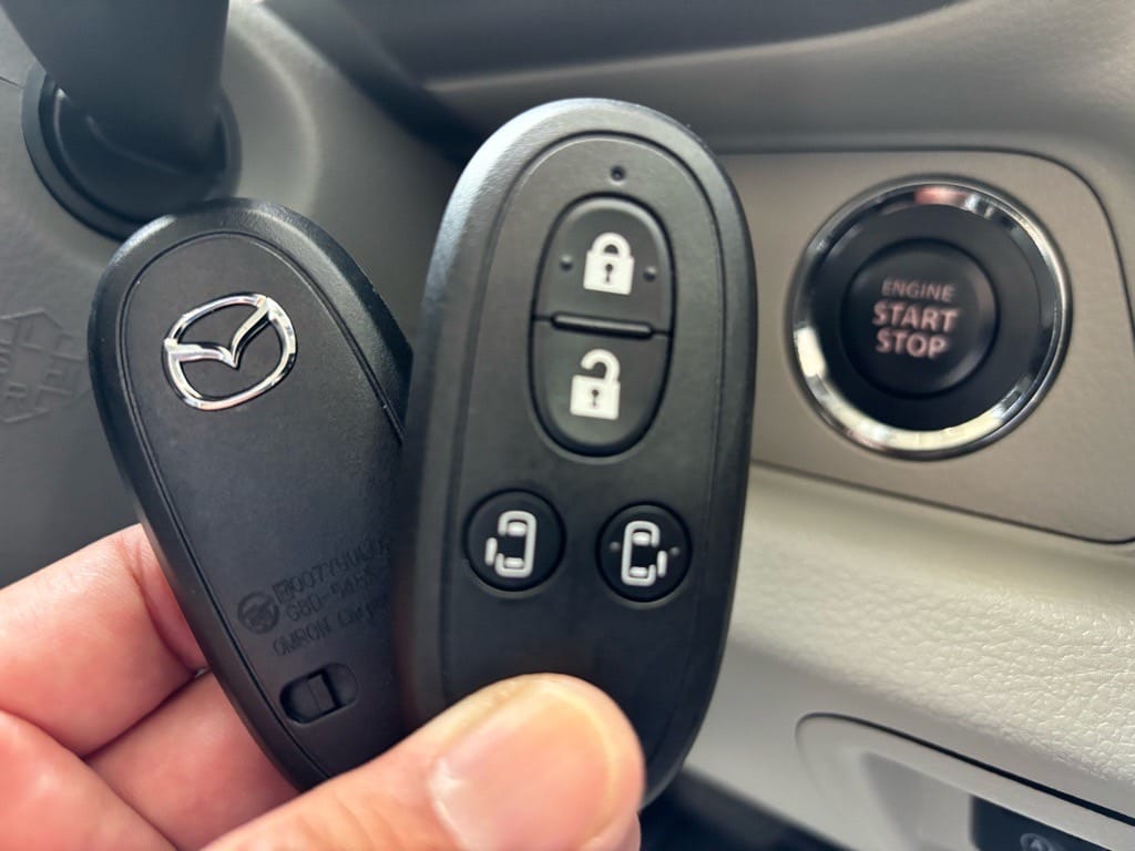 登録が完了したスクラムワゴンのスマートキー２個をスタートボタンの前で持っている