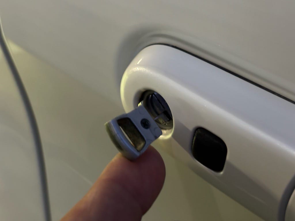 作製したメカニカルキーをソリオのドアシリンダーにさしている