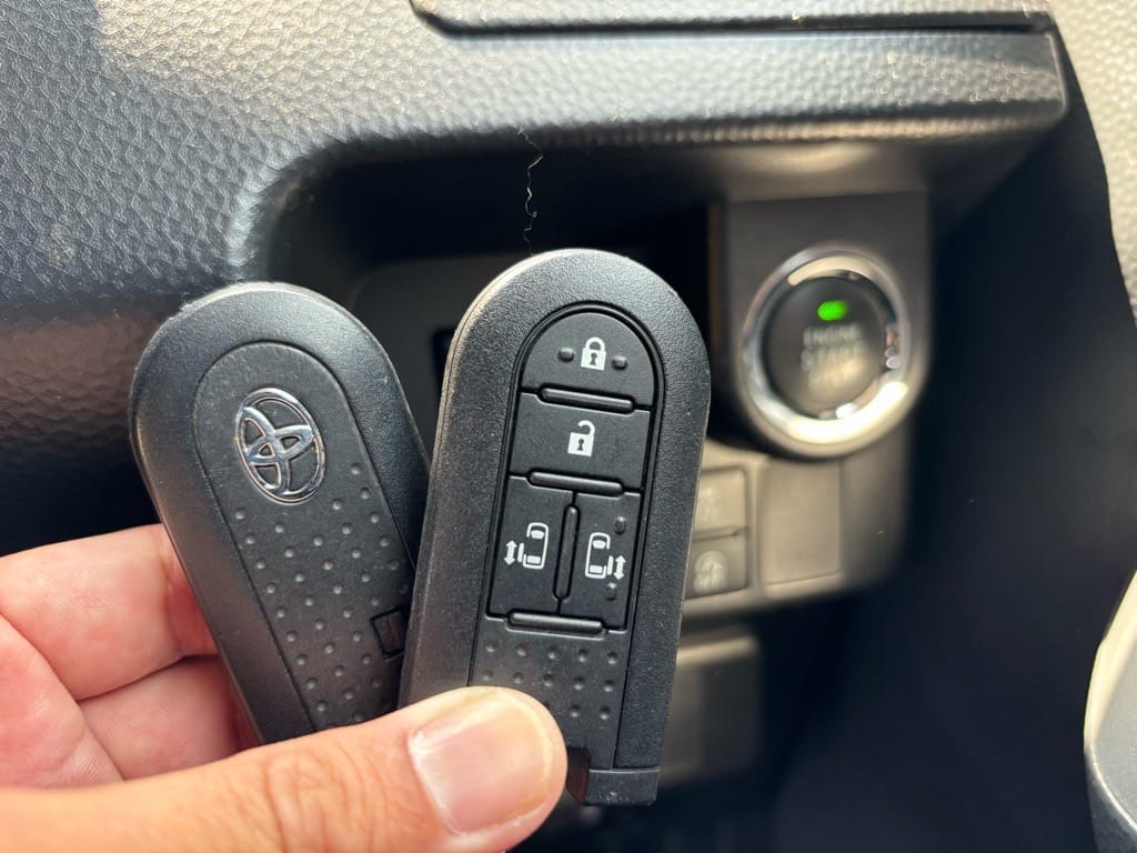 登録が完了したルーミーのキーフリーリモコン2個をスタートボタンの前で持っている