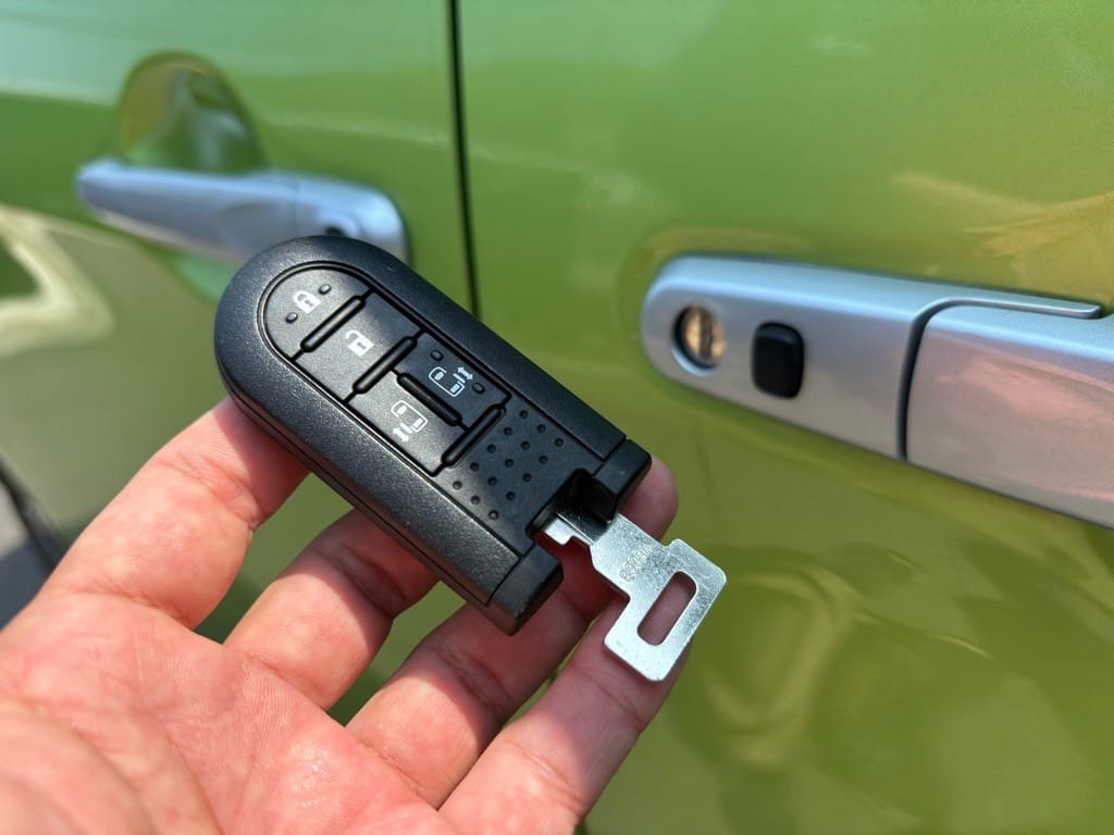 登録が完了したルーミーのキーフリーリモコンに作製したメカニカルキーを収納